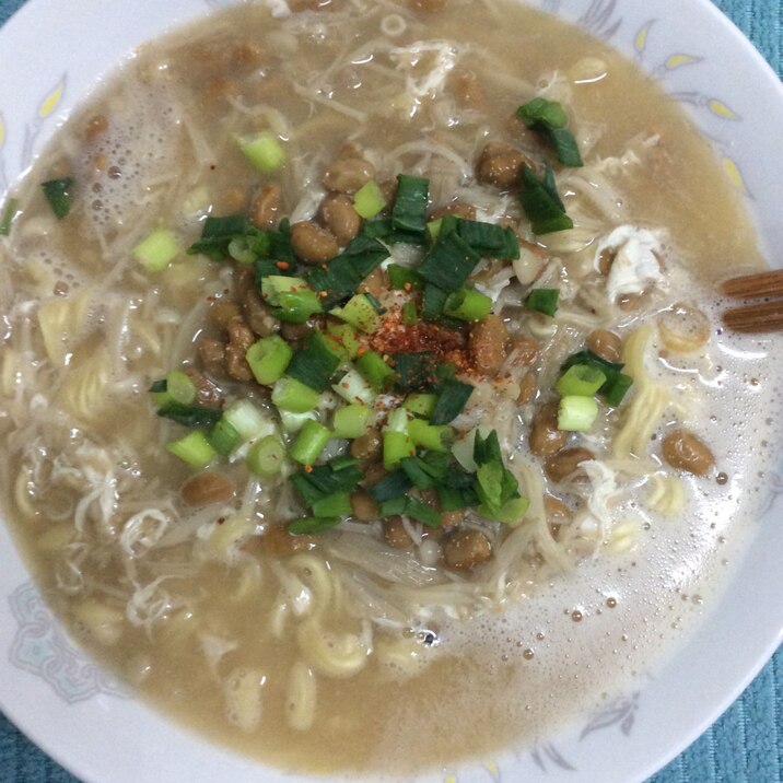 味噌汁リメイク♪納豆入りラーメン